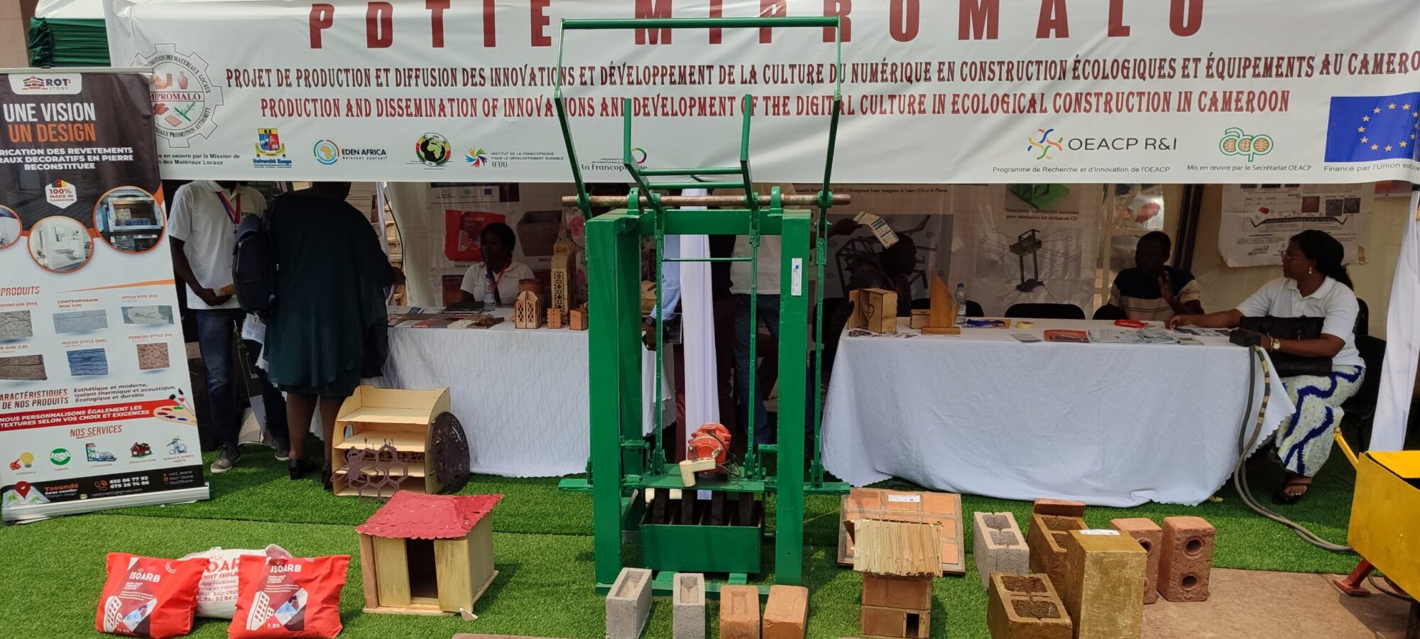 Exposition des innovations de la MIPROMALO pendant le salon des sciences à Yaoundé